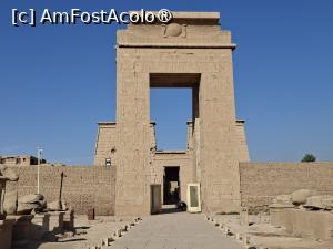[P55] Luxor, Complexul Karnak, Poarta lui Euergetes numit și Binefăcătorul și în fundal Templul Konshu, de aici pleacă Aleea Sfinxilor » foto by mprofeanu
 - 
<span class="allrVoted glyphicon glyphicon-heart hidden" id="av1519315"></span>
<a class="m-l-10 hidden" id="sv1519315" onclick="voting_Foto_DelVot(,1519315,25858)" role="button">șterge vot <span class="glyphicon glyphicon-remove"></span></a>
<a id="v91519315" class=" c-red"  onclick="voting_Foto_SetVot(1519315)" role="button"><span class="glyphicon glyphicon-heart-empty"></span> <b>LIKE</b> = Votează poza</a> <img class="hidden"  id="f1519315W9" src="/imagini/loader.gif" border="0" /><span class="AjErrMes hidden" id="e1519315ErM"></span>