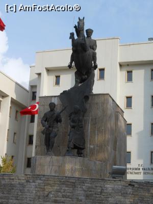 [P02] Nevșehir - Palatul Administrativ cu monumentul ecvestru al primului președinte al Turciei, Mustafa Kemal Atatürk.  » foto by iulianic
 - 
<span class="allrVoted glyphicon glyphicon-heart hidden" id="av1121958"></span>
<a class="m-l-10 hidden" id="sv1121958" onclick="voting_Foto_DelVot(,1121958,25870)" role="button">șterge vot <span class="glyphicon glyphicon-remove"></span></a>
<a id="v91121958" class=" c-red"  onclick="voting_Foto_SetVot(1121958)" role="button"><span class="glyphicon glyphicon-heart-empty"></span> <b>LIKE</b> = Votează poza</a> <img class="hidden"  id="f1121958W9" src="/imagini/loader.gif" border="0" /><span class="AjErrMes hidden" id="e1121958ErM"></span>