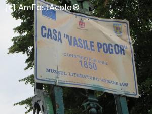 [P01] O plăcuță „strâmbă” semnalizează muzeul.  » foto by tata123 🔱
 - 
<span class="allrVoted glyphicon glyphicon-heart hidden" id="av708600"></span>
<a class="m-l-10 hidden" id="sv708600" onclick="voting_Foto_DelVot(,708600,25937)" role="button">șterge vot <span class="glyphicon glyphicon-remove"></span></a>
<a id="v9708600" class=" c-red"  onclick="voting_Foto_SetVot(708600)" role="button"><span class="glyphicon glyphicon-heart-empty"></span> <b>LIKE</b> = Votează poza</a> <img class="hidden"  id="f708600W9" src="/imagini/loader.gif" border="0" /><span class="AjErrMes hidden" id="e708600ErM"></span>