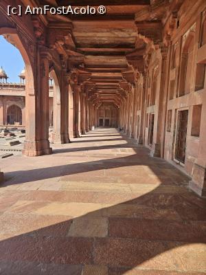 [P29] Fatehpur Sikri » foto by robert
 - 
<span class="allrVoted glyphicon glyphicon-heart hidden" id="av1464590"></span>
<a class="m-l-10 hidden" id="sv1464590" onclick="voting_Foto_DelVot(,1464590,26028)" role="button">șterge vot <span class="glyphicon glyphicon-remove"></span></a>
<a id="v91464590" class=" c-red"  onclick="voting_Foto_SetVot(1464590)" role="button"><span class="glyphicon glyphicon-heart-empty"></span> <b>LIKE</b> = Votează poza</a> <img class="hidden"  id="f1464590W9" src="/imagini/loader.gif" border="0" /><span class="AjErrMes hidden" id="e1464590ErM"></span>