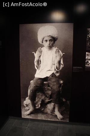 [P30] Yerevan, Complexul Memorial al Genocidului Armean, Muzeu, Copii mutilați, – un copil își arată mâinile găurite » foto by mprofeanu
 - 
<span class="allrVoted glyphicon glyphicon-heart hidden" id="av1140011"></span>
<a class="m-l-10 hidden" id="sv1140011" onclick="voting_Foto_DelVot(,1140011,26066)" role="button">șterge vot <span class="glyphicon glyphicon-remove"></span></a>
<a id="v91140011" class=" c-red"  onclick="voting_Foto_SetVot(1140011)" role="button"><span class="glyphicon glyphicon-heart-empty"></span> <b>LIKE</b> = Votează poza</a> <img class="hidden"  id="f1140011W9" src="/imagini/loader.gif" border="0" /><span class="AjErrMes hidden" id="e1140011ErM"></span>