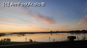 [P29] apus de soare pe Zambezi » foto by robert
 - 
<span class="allrVoted glyphicon glyphicon-heart hidden" id="av1513883"></span>
<a class="m-l-10 hidden" id="sv1513883" onclick="voting_Foto_DelVot(,1513883,26101)" role="button">șterge vot <span class="glyphicon glyphicon-remove"></span></a>
<a id="v91513883" class=" c-red"  onclick="voting_Foto_SetVot(1513883)" role="button"><span class="glyphicon glyphicon-heart-empty"></span> <b>LIKE</b> = Votează poza</a> <img class="hidden"  id="f1513883W9" src="/imagini/loader.gif" border="0" /><span class="AjErrMes hidden" id="e1513883ErM"></span>