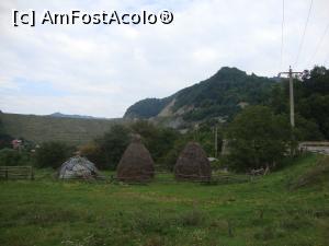 [P32] Vizita și picnicul pe valea pârâului Cașoca se încheiaseră. Era momentul să ne îndreptăm către barajul (în imagine) și lacul de acumulare de la Siriu.  » foto by Floryn81
 - 
<span class="allrVoted glyphicon glyphicon-heart hidden" id="av814103"></span>
<a class="m-l-10 hidden" id="sv814103" onclick="voting_Foto_DelVot(,814103,26151)" role="button">șterge vot <span class="glyphicon glyphicon-remove"></span></a>
<a id="v9814103" class=" c-red"  onclick="voting_Foto_SetVot(814103)" role="button"><span class="glyphicon glyphicon-heart-empty"></span> <b>LIKE</b> = Votează poza</a> <img class="hidden"  id="f814103W9" src="/imagini/loader.gif" border="0" /><span class="AjErrMes hidden" id="e814103ErM"></span>