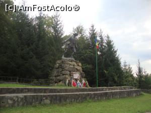 [P44] Am ajuns în dreptul unui monument care aduce un omagiu eroilor din Regimentul 3 Vânători și Divizia 6, celor care au luptat în 1916-1918 pe aceste meleaguri...  » foto by Floryn81
 - 
<span class="allrVoted glyphicon glyphicon-heart hidden" id="av814115"></span>
<a class="m-l-10 hidden" id="sv814115" onclick="voting_Foto_DelVot(,814115,26151)" role="button">șterge vot <span class="glyphicon glyphicon-remove"></span></a>
<a id="v9814115" class=" c-red"  onclick="voting_Foto_SetVot(814115)" role="button"><span class="glyphicon glyphicon-heart-empty"></span> <b>LIKE</b> = Votează poza</a> <img class="hidden"  id="f814115W9" src="/imagini/loader.gif" border="0" /><span class="AjErrMes hidden" id="e814115ErM"></span>