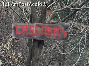 [P01] vechi indicator catre cascada Casoca, situat la bifurcatia de unde se coboara din drumul forestier la firul apei, langa cascada » foto by Dan&Ema
 - 
<span class="allrVoted glyphicon glyphicon-heart hidden" id="av835256"></span>
<a class="m-l-10 hidden" id="sv835256" onclick="voting_Foto_DelVot(,835256,26151)" role="button">șterge vot <span class="glyphicon glyphicon-remove"></span></a>
<a id="v9835256" class=" c-red"  onclick="voting_Foto_SetVot(835256)" role="button"><span class="glyphicon glyphicon-heart-empty"></span> <b>LIKE</b> = Votează poza</a> <img class="hidden"  id="f835256W9" src="/imagini/loader.gif" border="0" /><span class="AjErrMes hidden" id="e835256ErM"></span>