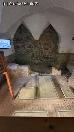 [P23] <strong>Capela romanica</strong> a cetatii a fost descoperita de arheologi in 1994 si este una dintre cele mai vechi exemple de constructie din interiorul cetatii. Capela a fost construita in prima jumatate a sec. al XII-lea si a fost reamenajata de mai multe ori, insa sub  arhiepiscopul Leonhard von Keutschach, a fost distrusa. Parti din zidul de nord au supravietuit, au fost descoperite elemente de mobilier si de decor, precum si fragmente de stucaturi si fresce, peretele de vest cu o usa blocata si o structura cu ramasite de coloane. » foto by geani anto
 - 
<span class="allrVoted glyphicon glyphicon-heart hidden" id="av1416356"></span>
<a class="m-l-10 hidden" id="sv1416356" onclick="voting_Foto_DelVot(,1416356,26232)" role="button">șterge vot <span class="glyphicon glyphicon-remove"></span></a>
<a id="v91416356" class=" c-red"  onclick="voting_Foto_SetVot(1416356)" role="button"><span class="glyphicon glyphicon-heart-empty"></span> <b>LIKE</b> = Votează poza</a> <img class="hidden"  id="f1416356W9" src="/imagini/loader.gif" border="0" /><span class="AjErrMes hidden" id="e1416356ErM"></span>