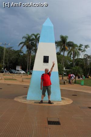 P13 [JAN-2019] Puerto de Iguazu, Hito de las Tres Fronteras, Obeliscul vopsit în alb și albastru, culorile naționale argentiniene, se văd pe platformă țășnitoarele Fântânii Arteziene... loc și de pozat! 