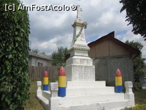 [P06] La intersecția din centrul localității se află un monument care aduce un omagiu oștenilor din Pietroasele ce și-au pierdut viața în luptele din timpul Primului Război Mondial.  » foto by Floryn81
 - 
<span class="allrVoted glyphicon glyphicon-heart hidden" id="av767577"></span>
<a class="m-l-10 hidden" id="sv767577" onclick="voting_Foto_DelVot(,767577,26347)" role="button">șterge vot <span class="glyphicon glyphicon-remove"></span></a>
<a id="v9767577" class=" c-red"  onclick="voting_Foto_SetVot(767577)" role="button"><span class="glyphicon glyphicon-heart-empty"></span> <b>LIKE</b> = Votează poza</a> <img class="hidden"  id="f767577W9" src="/imagini/loader.gif" border="0" /><span class="AjErrMes hidden" id="e767577ErM"></span>