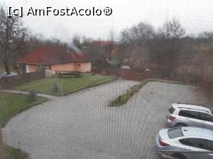 [P03] Curtea din fata vazuta din camera. In stanga se poate observa casa gazdei noastre. » foto by vio49
 - 
<span class="allrVoted glyphicon glyphicon-heart hidden" id="av1207495"></span>
<a class="m-l-10 hidden" id="sv1207495" onclick="voting_Foto_DelVot(,1207495,26676)" role="button">șterge vot <span class="glyphicon glyphicon-remove"></span></a>
<a id="v91207495" class=" c-red"  onclick="voting_Foto_SetVot(1207495)" role="button"><span class="glyphicon glyphicon-heart-empty"></span> <b>LIKE</b> = Votează poza</a> <img class="hidden"  id="f1207495W9" src="/imagini/loader.gif" border="0" /><span class="AjErrMes hidden" id="e1207495ErM"></span>