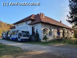 [P04] Clădirea muzeului construită de tatăl lui Emil Hagi în lateral cu un autobuz IMS. Pancartă cu lozincă comunistă » foto by Michi
 - 
<span class="allrVoted glyphicon glyphicon-heart hidden" id="av1434738"></span>
<a class="m-l-10 hidden" id="sv1434738" onclick="voting_Foto_DelVot(,1434738,26693)" role="button">șterge vot <span class="glyphicon glyphicon-remove"></span></a>
<a id="v91434738" class=" c-red"  onclick="voting_Foto_SetVot(1434738)" role="button"><span class="glyphicon glyphicon-heart-empty"></span> <b>LIKE</b> = Votează poza</a> <img class="hidden"  id="f1434738W9" src="/imagini/loader.gif" border="0" /><span class="AjErrMes hidden" id="e1434738ErM"></span>