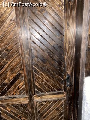 P45 [NOV-2022] Satu Muscelean - uşa din lemn aparent învechit