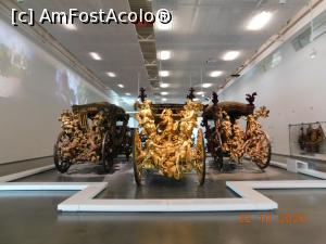 P13 [OCT-2020] Trio-ul de aur al Museu Nacional dos Coches: Coche dos Oceanos încadrată de caleaşca Încoronării Portugaliei în dreapta şi de caleaşca ambasadorului