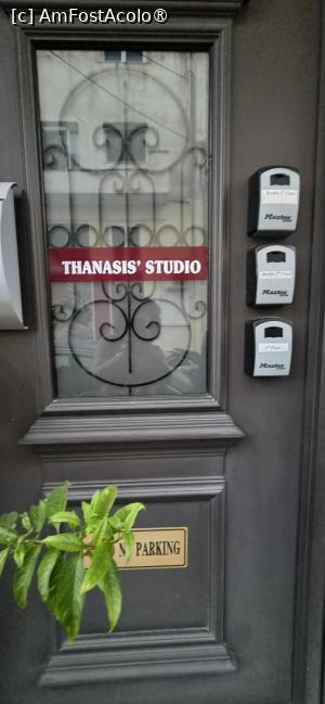 [P01] Ușa clădirii în care se află Lavrio Center-Thanasis’ Studio » foto by irinad
 - 
<span class="allrVoted glyphicon glyphicon-heart hidden" id="av1545568"></span>
<a class="m-l-10 hidden" id="sv1545568" onclick="voting_Foto_DelVot(,1545568,26851)" role="button">șterge vot <span class="glyphicon glyphicon-remove"></span></a>
<a id="v91545568" class=" c-red"  onclick="voting_Foto_SetVot(1545568)" role="button"><span class="glyphicon glyphicon-heart-empty"></span> <b>LIKE</b> = Votează poza</a> <img class="hidden"  id="f1545568W9" src="/imagini/loader.gif" border="0" /><span class="AjErrMes hidden" id="e1545568ErM"></span>