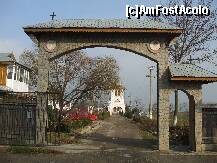 P01 [OCT-2010] Manastirea Balaciu - Poarta manastirii, construita din piatra de rau