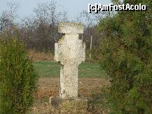 P10 [OCT-2010] Manastirea Balaciu - o cruce veche de piatra din curtea manastirii
