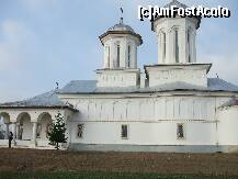 P13 [OCT-2010] Manastirea Balaciu - Biserica manastirii de un alb stralucitor