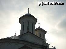 P15 [OCT-2010] Manastirea Balaciu - turlele inalte ale bisercii, stralucind in soare