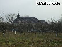 P04 [OCT-2010] Manastirea Balaciu - o bisericuta noua in curtea manastirii, dincolo de livada