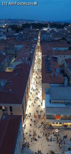P20 [JUL-2021] Din turnul Catedralei Sf.Anastasia, vedere spre Kalelarga, principala stradă a oraşului vechi Zadar