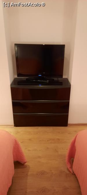 [P14] Bacău, Pensiunea Studio, Camera 12, Comoda și Televizorul, pată neagră  în camera rozalie » foto by mprofeanu
 - 
<span class="allrVoted glyphicon glyphicon-heart hidden" id="av1505268"></span>
<a class="m-l-10 hidden" id="sv1505268" onclick="voting_Foto_DelVot(,1505268,27059)" role="button">șterge vot <span class="glyphicon glyphicon-remove"></span></a>
<a id="v91505268" class=" c-red"  onclick="voting_Foto_SetVot(1505268)" role="button"><span class="glyphicon glyphicon-heart-empty"></span> <b>LIKE</b> = Votează poza</a> <img class="hidden"  id="f1505268W9" src="/imagini/loader.gif" border="0" /><span class="AjErrMes hidden" id="e1505268ErM"></span>