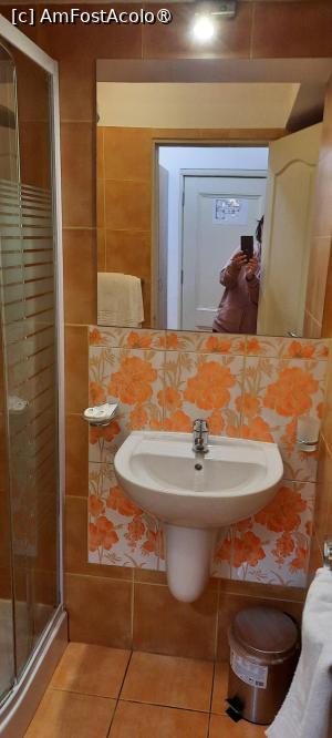 [P16] Bacău, Pensiunea Studio, Camera 12, Baia cu puține articolele de igienă personală, Am Fost Acolo » foto by mprofeanu
 - 
<span class="allrVoted glyphicon glyphicon-heart hidden" id="av1505270"></span>
<a class="m-l-10 hidden" id="sv1505270" onclick="voting_Foto_DelVot(,1505270,27059)" role="button">șterge vot <span class="glyphicon glyphicon-remove"></span></a>
<a id="v91505270" class=" c-red"  onclick="voting_Foto_SetVot(1505270)" role="button"><span class="glyphicon glyphicon-heart-empty"></span> <b>LIKE</b> = Votează poza</a> <img class="hidden"  id="f1505270W9" src="/imagini/loader.gif" border="0" /><span class="AjErrMes hidden" id="e1505270ErM"></span>