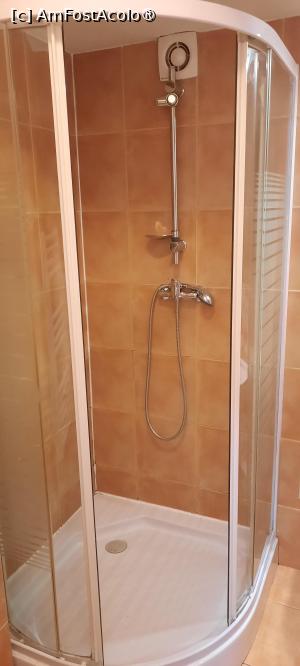 [P18] Bacău, Pensiunea Studio, Camera 12, Baia, Dușul cu Cabina lui » foto by mprofeanu
 - 
<span class="allrVoted glyphicon glyphicon-heart hidden" id="av1505272"></span>
<a class="m-l-10 hidden" id="sv1505272" onclick="voting_Foto_DelVot(,1505272,27059)" role="button">șterge vot <span class="glyphicon glyphicon-remove"></span></a>
<a id="v91505272" class=" c-red"  onclick="voting_Foto_SetVot(1505272)" role="button"><span class="glyphicon glyphicon-heart-empty"></span> <b>LIKE</b> = Votează poza</a> <img class="hidden"  id="f1505272W9" src="/imagini/loader.gif" border="0" /><span class="AjErrMes hidden" id="e1505272ErM"></span>