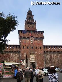 [P13] Milano, Castello Sforzesco: Turnul Filarete, principala poartă de intrare în curtea castelului » foto by mariana.olaru
 - 
<span class="allrVoted glyphicon glyphicon-heart hidden" id="av335572"></span>
<a class="m-l-10 hidden" id="sv335572" onclick="voting_Foto_DelVot(,335572,27191)" role="button">șterge vot <span class="glyphicon glyphicon-remove"></span></a>
<a id="v9335572" class=" c-red"  onclick="voting_Foto_SetVot(335572)" role="button"><span class="glyphicon glyphicon-heart-empty"></span> <b>LIKE</b> = Votează poza</a> <img class="hidden"  id="f335572W9" src="/imagini/loader.gif" border="0" /><span class="AjErrMes hidden" id="e335572ErM"></span>