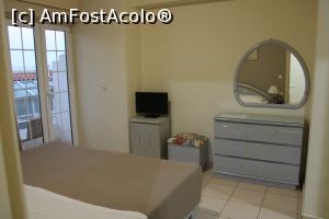P21 [OCT-2021] Agios Nikolaos, Hotel Creta, Camera 104, Dormitorul, Peretele cu elemente de mobilier