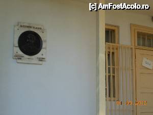 [P05] Dragosloveni - Casa memorială Alexandru Vlahuţă. Placa de marmură cu chipul scriitorului lângă intrarea principală.  » foto by iulianic
 - 
<span class="allrVoted glyphicon glyphicon-heart hidden" id="av465741"></span>
<a class="m-l-10 hidden" id="sv465741" onclick="voting_Foto_DelVot(,465741,27334)" role="button">șterge vot <span class="glyphicon glyphicon-remove"></span></a>
<a id="v9465741" class=" c-red"  onclick="voting_Foto_SetVot(465741)" role="button"><span class="glyphicon glyphicon-heart-empty"></span> <b>LIKE</b> = Votează poza</a> <img class="hidden"  id="f465741W9" src="/imagini/loader.gif" border="0" /><span class="AjErrMes hidden" id="e465741ErM"></span>