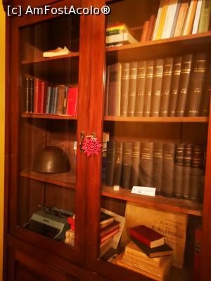 [P03] Livingul mare; biblioteca - mașina de scris pe raftul de jos și casca de soldat deasupra » foto by crismis
 - 
<span class="allrVoted glyphicon glyphicon-heart hidden" id="av1282849"></span>
<a class="m-l-10 hidden" id="sv1282849" onclick="voting_Foto_DelVot(,1282849,27369)" role="button">șterge vot <span class="glyphicon glyphicon-remove"></span></a>
<a id="v91282849" class=" c-red"  onclick="voting_Foto_SetVot(1282849)" role="button"><span class="glyphicon glyphicon-heart-empty"></span> <b>LIKE</b> = Votează poza</a> <img class="hidden"  id="f1282849W9" src="/imagini/loader.gif" border="0" /><span class="AjErrMes hidden" id="e1282849ErM"></span>