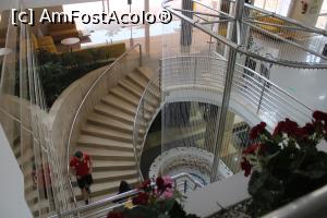 P08 [APR-2022] Mallorca, Playa de Palma, Hotel Timor, Scara ce coboară de la primul etaj la parter