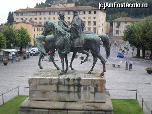 P01 [OCT-2015] Statuia in bronz reprezentand pe Regele Vittorio Emanuelle II si Garibaldi, amplasata in piateta centrala a orasului