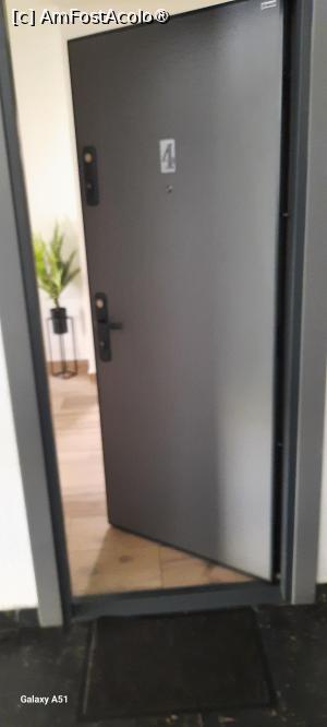 [P10] Cluj, Covaciu Aparthotel, Ușa de la apartamentul nostru, numărul 4 » foto by mprofeanu
 - 
<span class="allrVoted glyphicon glyphicon-heart hidden" id="av1489233"></span>
<a class="m-l-10 hidden" id="sv1489233" onclick="voting_Foto_DelVot(,1489233,27735)" role="button">șterge vot <span class="glyphicon glyphicon-remove"></span></a>
<a id="v91489233" class=" c-red"  onclick="voting_Foto_SetVot(1489233)" role="button"><span class="glyphicon glyphicon-heart-empty"></span> <b>LIKE</b> = Votează poza</a> <img class="hidden"  id="f1489233W9" src="/imagini/loader.gif" border="0" /><span class="AjErrMes hidden" id="e1489233ErM"></span>