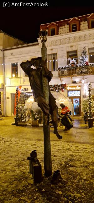 [P58] 58. Mi-a plăcut mult și statuia asta din bronz! Se pare că este a unui călător șugubăț, cu geamantan, care s-a descălțat și se bucură cățărându-se pe stâlp. Păcat că nu este bine luminată! » foto by doinafil
 - 
<span class="allrVoted glyphicon glyphicon-heart hidden" id="av1513372"></span>
<a class="m-l-10 hidden" id="sv1513372" onclick="voting_Foto_DelVot(,1513372,27805)" role="button">șterge vot <span class="glyphicon glyphicon-remove"></span></a>
<a id="v91513372" class=" c-red"  onclick="voting_Foto_SetVot(1513372)" role="button"><span class="glyphicon glyphicon-heart-empty"></span> <b>LIKE</b> = Votează poza</a> <img class="hidden"  id="f1513372W9" src="/imagini/loader.gif" border="0" /><span class="AjErrMes hidden" id="e1513372ErM"></span>