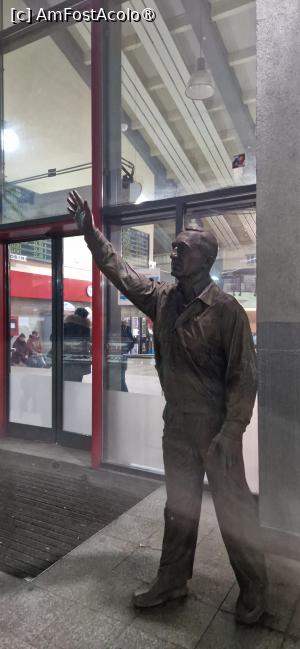 [P61] 61. În fața gării din Craiova am mai văzut o statuie din bronz. Ar vrea să reprezinte un muncitor feroviar?! » foto by doinafil
 - 
<span class="allrVoted glyphicon glyphicon-heart hidden" id="av1513375"></span>
<a class="m-l-10 hidden" id="sv1513375" onclick="voting_Foto_DelVot(,1513375,27805)" role="button">șterge vot <span class="glyphicon glyphicon-remove"></span></a>
<a id="v91513375" class=" c-red"  onclick="voting_Foto_SetVot(1513375)" role="button"><span class="glyphicon glyphicon-heart-empty"></span> <b>LIKE</b> = Votează poza</a> <img class="hidden"  id="f1513375W9" src="/imagini/loader.gif" border="0" /><span class="AjErrMes hidden" id="e1513375ErM"></span>