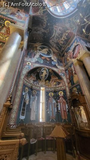 [P08] Biserica a fost pictata in stil bizantin de doi pictori din Bucuresti. Frescele reprezinta scene biblice din Ierihon si de pe valea Iordanului, dar si sfinti romani, o parte dintre acestia purtand costume populare romanesti. Printre ei la loc de mare cinste se afla si Sfantul Roman Ioan Iacob Hozevitul. » foto by geani anto
 - 
<span class="allrVoted glyphicon glyphicon-heart hidden" id="av1397216"></span>
<a class="m-l-10 hidden" id="sv1397216" onclick="voting_Foto_DelVot(,1397216,28314)" role="button">șterge vot <span class="glyphicon glyphicon-remove"></span></a>
<a id="v91397216" class=" c-red"  onclick="voting_Foto_SetVot(1397216)" role="button"><span class="glyphicon glyphicon-heart-empty"></span> <b>LIKE</b> = Votează poza</a> <img class="hidden"  id="f1397216W9" src="/imagini/loader.gif" border="0" /><span class="AjErrMes hidden" id="e1397216ErM"></span>