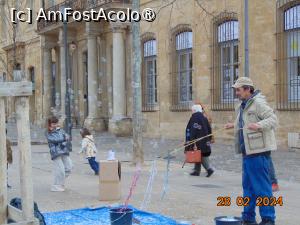 [P48] Cladirea cu 4 coloane ce sprijina balconul. Un barbat distreaza copiii facând baloane din sapun, bineînteles ca nu strica un banut daruit... » foto by Yolanda
 - 
<span class="allrVoted glyphicon glyphicon-heart hidden" id="av1427529"></span>
<a class="m-l-10 hidden" id="sv1427529" onclick="voting_Foto_DelVot(,1427529,28549)" role="button">șterge vot <span class="glyphicon glyphicon-remove"></span></a>
<a id="v91427529" class=" c-red"  onclick="voting_Foto_SetVot(1427529)" role="button"><span class="glyphicon glyphicon-heart-empty"></span> <b>LIKE</b> = Votează poza</a> <img class="hidden"  id="f1427529W9" src="/imagini/loader.gif" border="0" /><span class="AjErrMes hidden" id="e1427529ErM"></span>