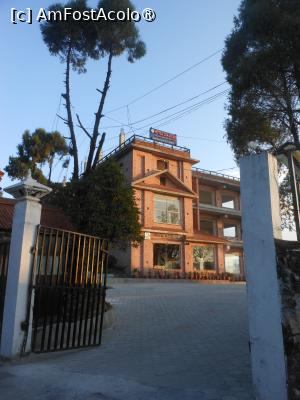 [P40] Nagarkot - Hotel Himalayan Villa. În vecinătate, Hotel Chautari. » foto by iulianic
 - 
<span class="allrVoted glyphicon glyphicon-heart hidden" id="av1455979"></span>
<a class="m-l-10 hidden" id="sv1455979" onclick="voting_Foto_DelVot(,1455979,28780)" role="button">șterge vot <span class="glyphicon glyphicon-remove"></span></a>
<a id="v91455979" class=" c-red"  onclick="voting_Foto_SetVot(1455979)" role="button"><span class="glyphicon glyphicon-heart-empty"></span> <b>LIKE</b> = Votează poza</a> <img class="hidden"  id="f1455979W9" src="/imagini/loader.gif" border="0" /><span class="AjErrMes hidden" id="e1455979ErM"></span>