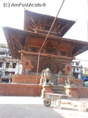 [P16] Patan - Momo King Rooftop. Templu în Patan Durbar Squar. » foto by iulianic
 - 
<span class="allrVoted glyphicon glyphicon-heart hidden" id="av1458381"></span>
<a class="m-l-10 hidden" id="sv1458381" onclick="voting_Foto_DelVot(,1458381,28787)" role="button">șterge vot <span class="glyphicon glyphicon-remove"></span></a>
<a id="v91458381" class=" c-red"  onclick="voting_Foto_SetVot(1458381)" role="button"><span class="glyphicon glyphicon-heart-empty"></span> <b>LIKE</b> = Votează poza</a> <img class="hidden"  id="f1458381W9" src="/imagini/loader.gif" border="0" /><span class="AjErrMes hidden" id="e1458381ErM"></span>