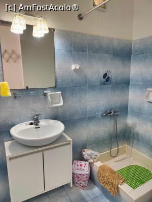 [P09] Dora Apts; baie » foto by crismis
 - 
<span class="allrVoted glyphicon glyphicon-heart hidden" id="av1475198"></span>
<a class="m-l-10 hidden" id="sv1475198" onclick="voting_Foto_DelVot(,1475198,28933)" role="button">șterge vot <span class="glyphicon glyphicon-remove"></span></a>
<a id="v91475198" class=" c-red"  onclick="voting_Foto_SetVot(1475198)" role="button"><span class="glyphicon glyphicon-heart-empty"></span> <b>LIKE</b> = Votează poza</a> <img class="hidden"  id="f1475198W9" src="/imagini/loader.gif" border="0" /><span class="AjErrMes hidden" id="e1475198ErM"></span>