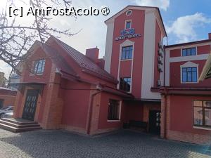 [P03] Cernăuți, T&S Apart-Hotel, intrarea principală, în dreapta mai era una secundară » foto by mprofeanu
 - 
<span class="allrVoted glyphicon glyphicon-heart hidden" id="av1479886"></span>
<a class="m-l-10 hidden" id="sv1479886" onclick="voting_Foto_DelVot(,1479886,28959)" role="button">șterge vot <span class="glyphicon glyphicon-remove"></span></a>
<a id="v91479886" class=" c-red"  onclick="voting_Foto_SetVot(1479886)" role="button"><span class="glyphicon glyphicon-heart-empty"></span> <b>LIKE</b> = Votează poza</a> <img class="hidden"  id="f1479886W9" src="/imagini/loader.gif" border="0" /><span class="AjErrMes hidden" id="e1479886ErM"></span>