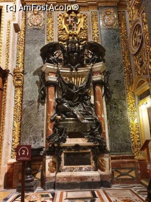 [P10] Fra 'Marc' Antonio Zondadari, din Siena, a fost mare maestru al Ordinului Maltei, foarte cunoscut in randul maltezilor, chiar daca domnia sa a durat doar doi ani. Este ingropat aici, cu exceptia inimii sale, care a fost ingropata in Siena. Monumentul magnific creat de catre Massimiliano Soldani Benzi este o opera de arta baroca din bronz si marmura, care il arata pe Marele Maestru asezat. Acesta este singurul monument aflat in naosul bisericii, deoarece nu se potrivea in capela limbii italiene. » foto by geani anto
 - 
<span class="allrVoted glyphicon glyphicon-heart hidden" id="av1258037"></span>
<a class="m-l-10 hidden" id="sv1258037" onclick="voting_Foto_DelVot(,1258037,29039)" role="button">șterge vot <span class="glyphicon glyphicon-remove"></span></a>
<a id="v91258037" class=" c-red"  onclick="voting_Foto_SetVot(1258037)" role="button"><span class="glyphicon glyphicon-heart-empty"></span> <b>LIKE</b> = Votează poza</a> <img class="hidden"  id="f1258037W9" src="/imagini/loader.gif" border="0" /><span class="AjErrMes hidden" id="e1258037ErM"></span>