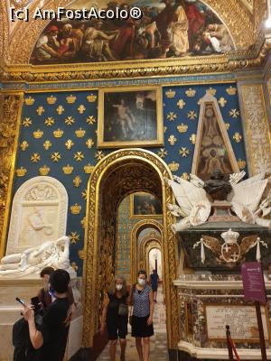 [P15] Peretii capelei franceze sunt decorati cu reprezentari ale coroanei imperiale, crucii malteze si simbolul heraldic floarea de crin, care aminteste de cavalerii francezi ai Langue de Provence. » foto by geani anto
 - 
<span class="allrVoted glyphicon glyphicon-heart hidden" id="av1258042"></span>
<a class="m-l-10 hidden" id="sv1258042" onclick="voting_Foto_DelVot(,1258042,29039)" role="button">șterge vot <span class="glyphicon glyphicon-remove"></span></a>
<a id="v91258042" class=" c-red"  onclick="voting_Foto_SetVot(1258042)" role="button"><span class="glyphicon glyphicon-heart-empty"></span> <b>LIKE</b> = Votează poza</a> <img class="hidden"  id="f1258042W9" src="/imagini/loader.gif" border="0" /><span class="AjErrMes hidden" id="e1258042ErM"></span>