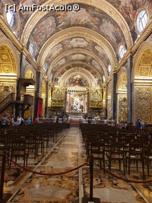 [P02] Catedrala, de dimensiuni impresionante, a fost construita la ordinul Marelui Maestru Jean de la Cassiere si poarta hramul Sf. Ioan Botezatorul, sfantul patron al Ordinului Ioanitilor. Este deschisa publicului de luni pana vineri intre orele 9.30 si 16.30, sambata pana la ora 12.00. Duminica, numai membrii congregatiei pot vizita catedrala. Am intrat in catedrala prin strada Republicii, dupa ce am platit 15 euro/adult. » foto by geani anto
 - 
<span class="allrVoted glyphicon glyphicon-heart hidden" id="av1258029"></span>
<a class="m-l-10 hidden" id="sv1258029" onclick="voting_Foto_DelVot(,1258029,29039)" role="button">șterge vot <span class="glyphicon glyphicon-remove"></span></a>
<a id="v91258029" class=" c-red"  onclick="voting_Foto_SetVot(1258029)" role="button"><span class="glyphicon glyphicon-heart-empty"></span> <b>LIKE</b> = Votează poza</a> <img class="hidden"  id="f1258029W9" src="/imagini/loader.gif" border="0" /><span class="AjErrMes hidden" id="e1258029ErM"></span>