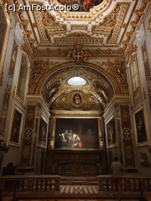 [P29] Oratoriul este incaperea folosita ca loc privat de rugaciune. Acesta gazduieste o capodopera a picturii, Taierea Capului Sf. Ioan Botezatorul, ce ii apartine celebrului pictor Caravaggio. Este ultima lucrare a sa, pe care a realizat-o inaintea condamnarii la moarte pentru ucidere, in timpul unei incaierari, la bautura. Tot aici se afla si o alta pictura a aceluiasi autor, "Hieronymus III". » foto by geani anto
 - 
<span class="allrVoted glyphicon glyphicon-heart hidden" id="av1258056"></span>
<a class="m-l-10 hidden" id="sv1258056" onclick="voting_Foto_DelVot(,1258056,29039)" role="button">șterge vot <span class="glyphicon glyphicon-remove"></span></a>
<a id="v91258056" class=" c-red"  onclick="voting_Foto_SetVot(1258056)" role="button"><span class="glyphicon glyphicon-heart-empty"></span> <b>LIKE</b> = Votează poza</a> <img class="hidden"  id="f1258056W9" src="/imagini/loader.gif" border="0" /><span class="AjErrMes hidden" id="e1258056ErM"></span>