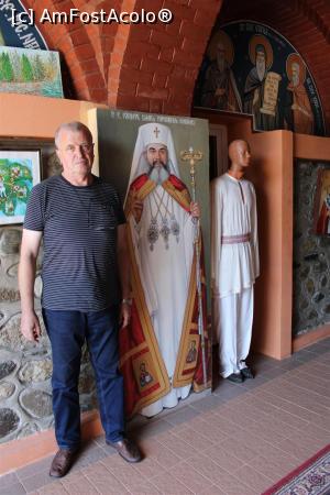 [P26] Corbeni, Mănăstirea Antonești, Corpul de Chilii, Paraclisul Sfântului Iov, Trei oameni diferiți, manechin, pictat, real...  Cel pictat este Preafericitul Părinte Daniel » foto by mprofeanu
 - 
<span class="allrVoted glyphicon glyphicon-heart hidden" id="av1127475"></span>
<a class="m-l-10 hidden" id="sv1127475" onclick="voting_Foto_DelVot(,1127475,29123)" role="button">șterge vot <span class="glyphicon glyphicon-remove"></span></a>
<a id="v91127475" class=" c-red"  onclick="voting_Foto_SetVot(1127475)" role="button"><span class="glyphicon glyphicon-heart-empty"></span> <b>LIKE</b> = Votează poza</a> <img class="hidden"  id="f1127475W9" src="/imagini/loader.gif" border="0" /><span class="AjErrMes hidden" id="e1127475ErM"></span>