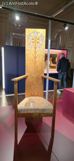 [P40] 40. „Lily chair”; spătarul înalt este decorat  de regină, pe care a pictat un crin, iar șezuta trapezoidală este o tapițerie cu iriși, flori preferate de regină. » foto by doinafil
 - 
<span class="allrVoted glyphicon glyphicon-heart hidden" id="av1524122"></span>
<a class="m-l-10 hidden" id="sv1524122" onclick="voting_Foto_DelVot(,1524122,29149)" role="button">șterge vot <span class="glyphicon glyphicon-remove"></span></a>
<a id="v91524122" class=" c-red"  onclick="voting_Foto_SetVot(1524122)" role="button"><span class="glyphicon glyphicon-heart-empty"></span> <b>LIKE</b> = Votează poza</a> <img class="hidden"  id="f1524122W9" src="/imagini/loader.gif" border="0" /><span class="AjErrMes hidden" id="e1524122ErM"></span>