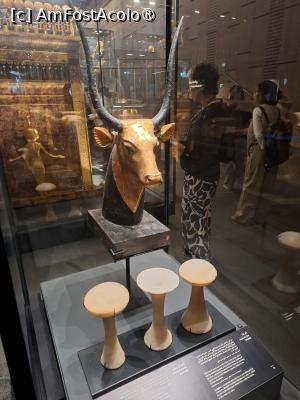 [P27] GEM, Galeriile lui Tutankhamun, Cap de vacă reprezintă Zeița Hathor și trei suporturi pentru boluri din fața chivotului canoptic a lui Tutankhamun » foto by mprofeanu
 - 
<span class="allrVoted glyphicon glyphicon-heart hidden" id="av1526971"></span>
<a class="m-l-10 hidden" id="sv1526971" onclick="voting_Foto_DelVot(,1526971,29165)" role="button">șterge vot <span class="glyphicon glyphicon-remove"></span></a>
<a id="v91526971" class=" c-red"  onclick="voting_Foto_SetVot(1526971)" role="button"><span class="glyphicon glyphicon-heart-empty"></span> <b>LIKE</b> = Votează poza</a> <img class="hidden"  id="f1526971W9" src="/imagini/loader.gif" border="0" /><span class="AjErrMes hidden" id="e1526971ErM"></span>