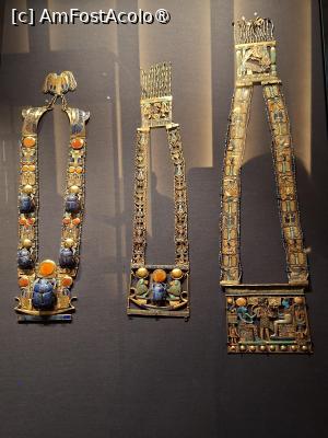 [P39] GEM, Galeriile lui Tutankhamun, Bijuterii, pectoralul 'Soarele dimineții' cel din mijloc cu beduini » foto by mprofeanu
 - 
<span class="allrVoted glyphicon glyphicon-heart hidden" id="av1526983"></span>
<a class="m-l-10 hidden" id="sv1526983" onclick="voting_Foto_DelVot(,1526983,29165)" role="button">șterge vot <span class="glyphicon glyphicon-remove"></span></a>
<a id="v91526983" class=" c-red"  onclick="voting_Foto_SetVot(1526983)" role="button"><span class="glyphicon glyphicon-heart-empty"></span> <b>LIKE</b> = Votează poza</a> <img class="hidden"  id="f1526983W9" src="/imagini/loader.gif" border="0" /><span class="AjErrMes hidden" id="e1526983ErM"></span>