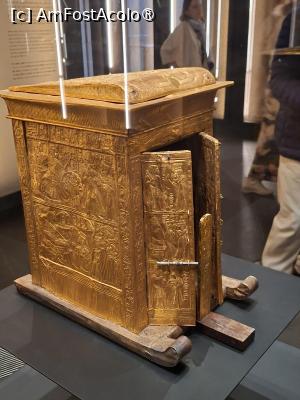 [P40] GEM, Galeriile lui Tutankhamun, Micul chivot de aur ce celebrează unirea dintre Tutankhamun și Ankhesenamun soția în această lume și în viața de apoi » foto by mprofeanu
 - 
<span class="allrVoted glyphicon glyphicon-heart hidden" id="av1526984"></span>
<a class="m-l-10 hidden" id="sv1526984" onclick="voting_Foto_DelVot(,1526984,29165)" role="button">șterge vot <span class="glyphicon glyphicon-remove"></span></a>
<a id="v91526984" class=" c-red"  onclick="voting_Foto_SetVot(1526984)" role="button"><span class="glyphicon glyphicon-heart-empty"></span> <b>LIKE</b> = Votează poza</a> <img class="hidden"  id="f1526984W9" src="/imagini/loader.gif" border="0" /><span class="AjErrMes hidden" id="e1526984ErM"></span>